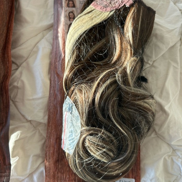 Halo hair extensions. Brand new. Still in packaging. Never used. - Picture 4 of 5